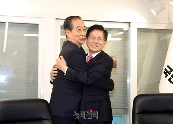 [포토] 포옹하는 김문수-한덕수