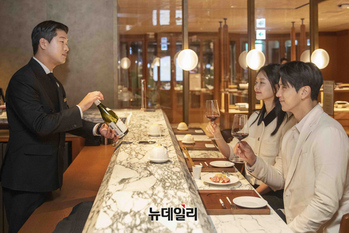 [포토] 신세계백화점 "소믈리에 추천 와인 한잔 어때요"