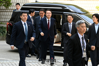 [포토] 윤석열 전 대통령, 법원 지상출입구로 출석