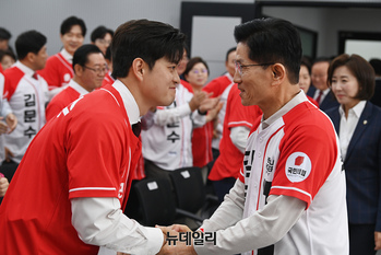 [포토] 인사 나누는 김문수 후보와 김용태 비상대책위원장