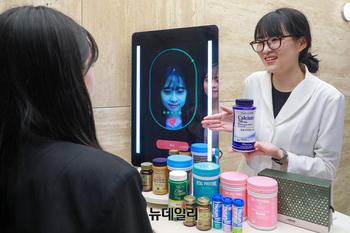 [포토] 현대백화점 "AI 거울로 건강정보 확인하고, 건강식품 할인 구매하세요"