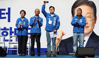 [포토] 연단 오른 더불어민주당 선대위원장단