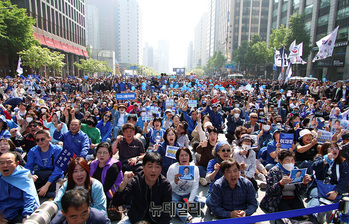 [포토] 청계광장 모인 지지자들 