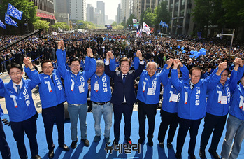 [포토] 기념촬영하는 이재명 민주당 후보 