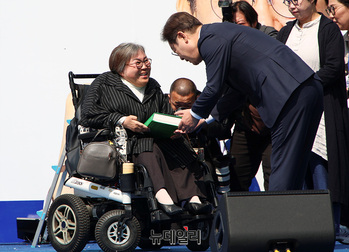 [포토] 녹서 전달받는 이재명 대통령 후보 