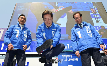 [포토] 선거운동복·운동화 착용하는 이재명 후보 