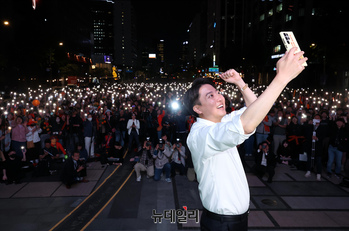 [포토] 셀카찍는 이준석 개혁신당 대선 후보