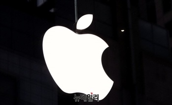 '트럼프 관세' 휴전에도 '가격 쇼크' 가능성 … "애플, 아이폰 가격 인상 검토"