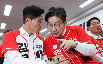 [포토] 대화 나누는 김문수-권성동 