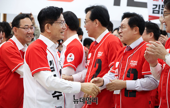 [포토] 인사나누는 김문수 대선 후보 