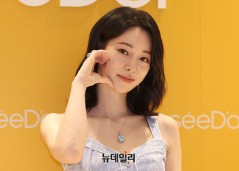 [영상] 노란 황금장미 든 임지연