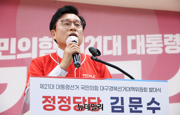 [포토] 인사하는 박형수 경북 총괄선대위원장