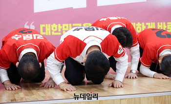 [포토] 큰절하는 김문수 대선 후보 