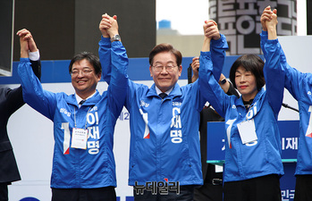 [포토] 지지자들에 인사하는 이재명 대선 후보