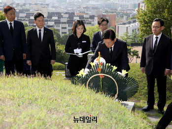 [포토] 대구 신암선열공원 참배하는 김문수 후보