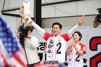 [포토] 꽃다발 받은 김문수 후보 