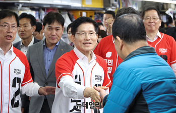 [포토] 자갈치 시장 찾은 김문수 후보 