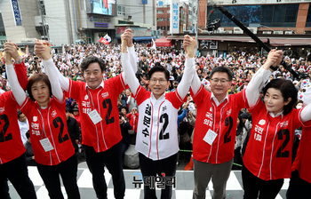 [포토] 자갈치시장 유세 이어가는 김문수 후보
