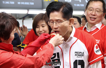 [포토] 새우 맛보는 김문수 후보 