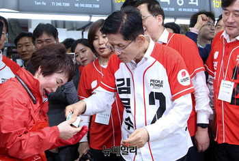 [포토] 새우값 계산하는 김문수 대선 후보