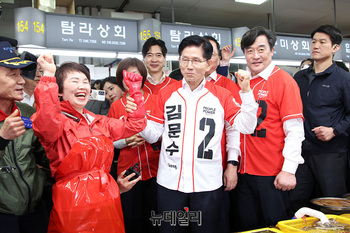 [포토] 부산 자갈치 상인 만난 김문수 후보 