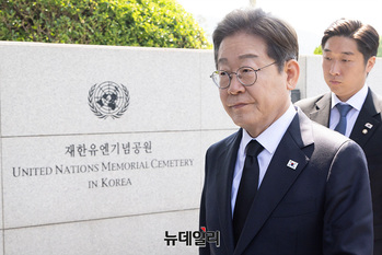 [포토] 부산 유엔기념공원 향하는 이재명 후보 