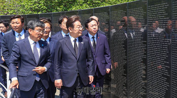 [포토] 위령탑 둘러보는 이재명 후보 