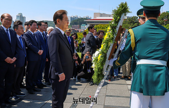 [포토] 유엔기념공원 참배하는 이재명 대선 후보