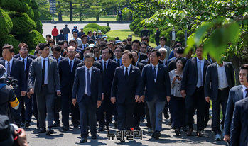 [포토] 유엔기념공원 찾은 이재명 민주당 대선 후보 