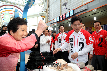 [포토] 진주중앙시장서 첫 일정 시작하는 김문수 후보