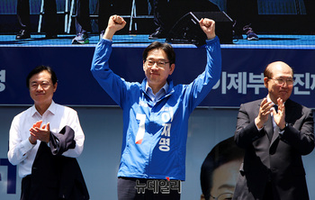 [포토] 인사하는 김경수 민주당 총괄선대위원장 