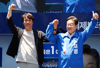 [포토] 부산서 황현필 손잡은 이재명 대선 후보 