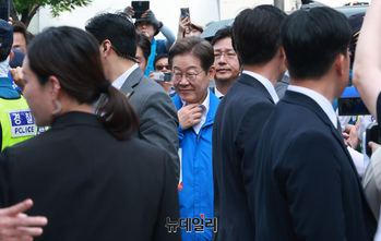 [포토] 경호원에 둘러싸여 입장하는 이재명 후보