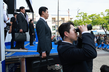 [포토] 유세장 살피는 이재명 경호 인력들