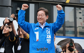 [포토] 두손 들어 보이는 이재명 후보