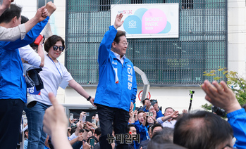[포토] 지지자들에게 인사하는 이재명 민주당 대선후보