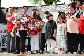 [포토] 김문수에 꽃다발 선물하는 6남매 다둥이 가족