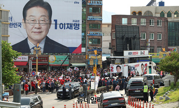[포토] 김문수 유세장 앞 이재명 대형 현수막 