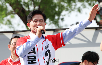 [포토] 밀양서 지지호소하는 김문수 대선 후보 