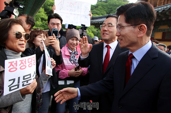 [포토] 시민과 인사나누는 김문수 후보 