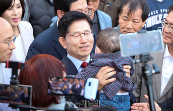 [포토] 통도사서 아이 안은 김문수 후보 