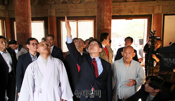 [포토] 대웅전 둘러보는 김문수 후보 