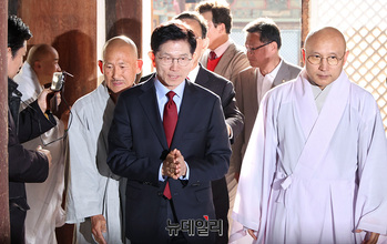 [포토] 합장한 김문수 대선 후보 