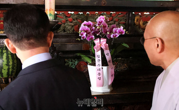 [포토] '김문수 대통령 당선 기원' 화분 바라보는 김문수 