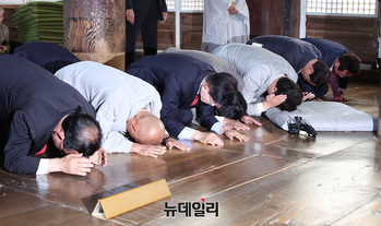 [포토] 통도사서 절하는 김문수 후보 