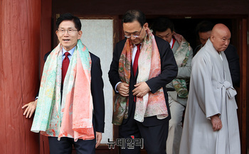 [포토] 성파 대종사 예방 마친 김문수 