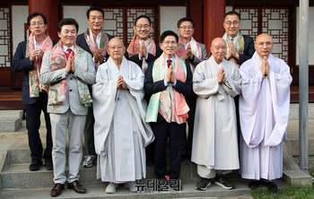 [포토] 정변전서 기념촬영하는 김문수 대선 후보 