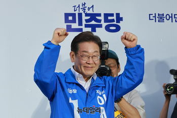 [포토] 두 주먹 주먹 불끈 쥔 이재명 후보
