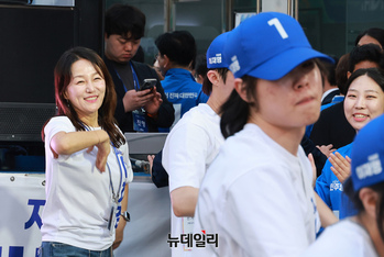 [포토] 대선 유세단과 함께 춤추는 이재정 의원