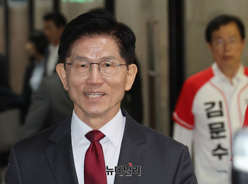 [포토] 국힘 중앙선대위 입장하는 김문수 후보